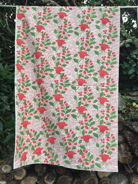 Chemin de table 50cm x 150cm. Motif floral imprimé en all-over. sur une toile de coton Chambray . Couleur: motifs rouges et verts sur un fond bistre