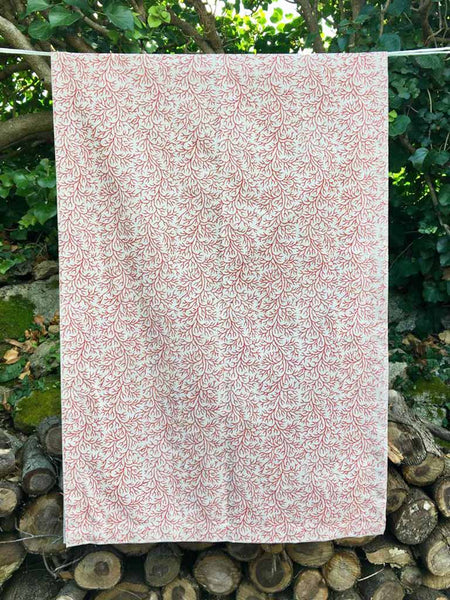 Chemin de table 50cm x 150cm . Motif corail imprimé en all-over sur un tissu  Chambray 100% coton. couleur: rouge corail sur fond  bistre