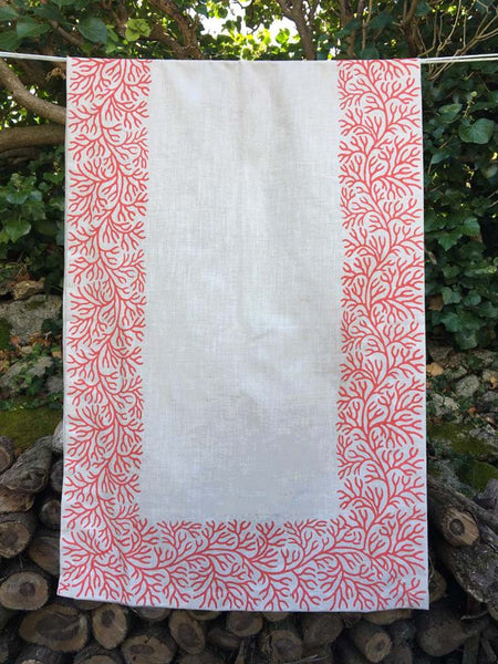 Chemin de table 50cm x 150cm, imprimé au bloc de bois sur une toile de coton blanche. Motif imprimé en bordure. couleur: corail